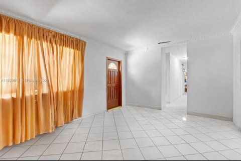 Casa en venta en Miami, Florida, 5 dormitorios, 195.19 m2 № 1988762 - foto 18