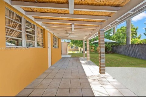 Casa en venta en Miami, Florida, 5 dormitorios, 195.19 m2 № 1988762 - foto 14