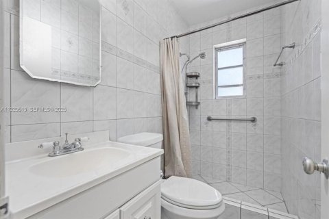 Casa en venta en Miami, Florida, 5 dormitorios, 195.19 m2 № 1988762 - foto 23