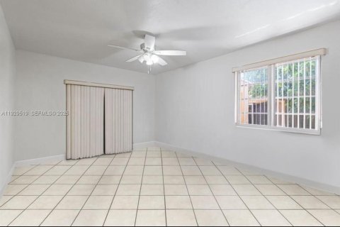 Casa en venta en Miami, Florida, 5 dormitorios, 195.19 m2 № 1988762 - foto 3