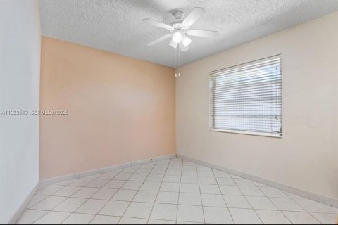 Casa en venta en Miami, Florida, 5 dormitorios, 195.19 m2 № 1988762 - foto 24