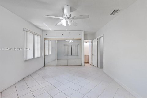 Casa en venta en Miami, Florida, 5 dormitorios, 195.19 m2 № 1988762 - foto 4