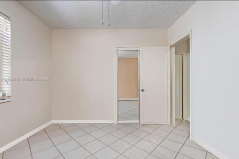 Casa en venta en Miami, Florida, 5 dormitorios, 195.19 m2 № 1988762 - foto 25