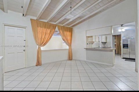 Casa en venta en Miami, Florida, 5 dormitorios, 195.19 m2 № 1988762 - foto 20