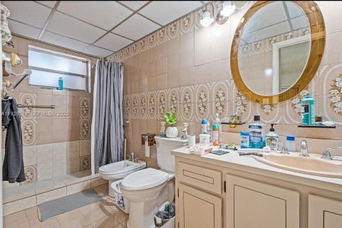 Casa en venta en Miami, Florida, 5 dormitorios, 195.19 m2 № 1988762 - foto 5