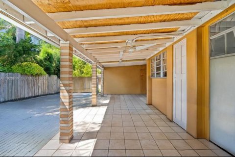 Casa en venta en Miami, Florida, 5 dormitorios, 195.19 m2 № 1988762 - foto 15