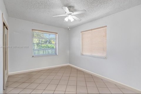 Casa en venta en Miami, Florida, 5 dormitorios, 195.19 m2 № 1988762 - foto 2