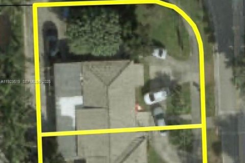 Casa en venta en Miami, Florida, 5 dormitorios, 195.19 m2 № 1988762 - foto 16