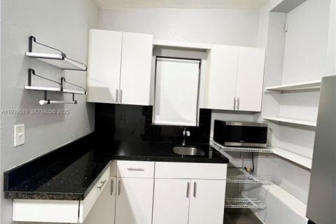 Casa en venta en Miami, Florida, 5 dormitorios, 195.19 m2 № 1988762 - foto 9