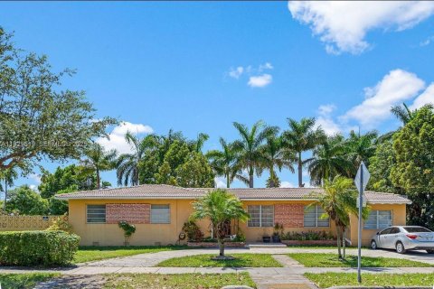 Casa en Miami, Florida 5 dormitorios, 195.19 m2 № 1988762