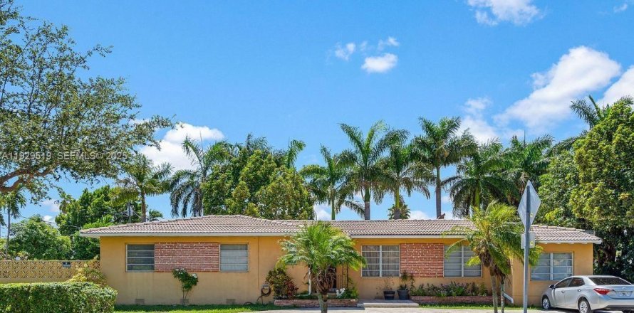 Casa en Miami, Florida 5 dormitorios, 195.19 m2 № 1988762