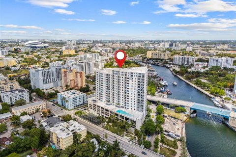 Condo in Miami, Florida, 2 bedrooms  № 2076482 - photo 30