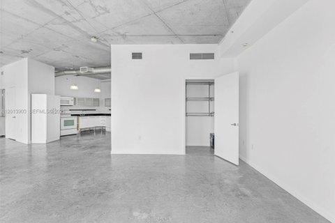 Condo in Miami, Florida, 2 bedrooms  № 2076482 - photo 16