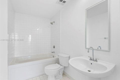Condo in Miami, Florida, 2 bedrooms  № 2076482 - photo 11