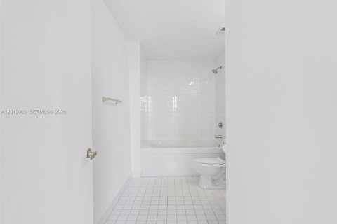 Condo in Miami, Florida, 2 bedrooms  № 2076482 - photo 10