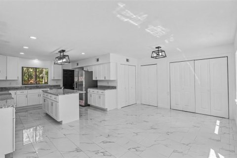 Casa en venta en Lakeland, Florida, 5 dormitorios, 227.05 m2 № 2383700 - foto 16