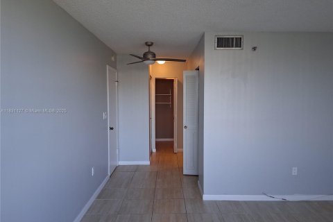 Condo in Pembroke Pines, Florida, 2 bedrooms  № 1809857 - photo 22