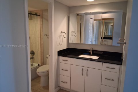 Condo in Pembroke Pines, Florida, 2 bedrooms  № 1809857 - photo 24