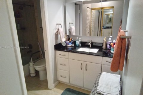 Condo in Pembroke Pines, Florida, 2 bedrooms  № 1809857 - photo 8