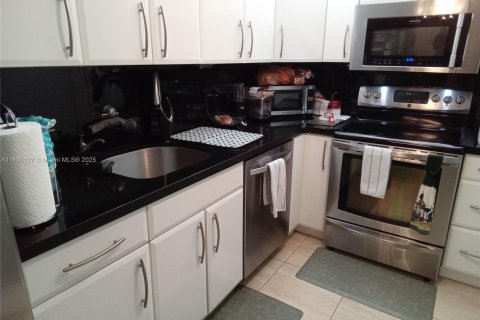 Condo in Pembroke Pines, Florida, 2 bedrooms  № 1809857 - photo 3