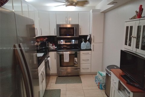 Condo in Pembroke Pines, Florida, 2 bedrooms  № 1809857 - photo 2