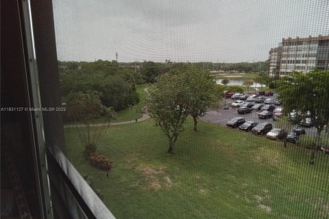 Condo in Pembroke Pines, Florida, 2 bedrooms  № 1809857 - photo 11