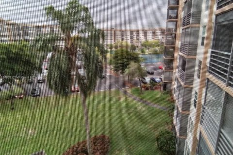 Condo in Pembroke Pines, Florida, 2 bedrooms  № 1809857 - photo 12