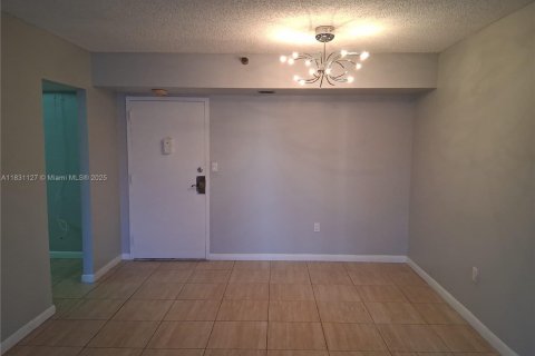 Condo in Pembroke Pines, Florida, 2 bedrooms  № 1809857 - photo 13
