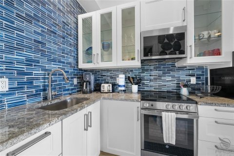 Condo in New Smyrna Beach, Florida, 2 bedrooms  № 1681770 - photo 9