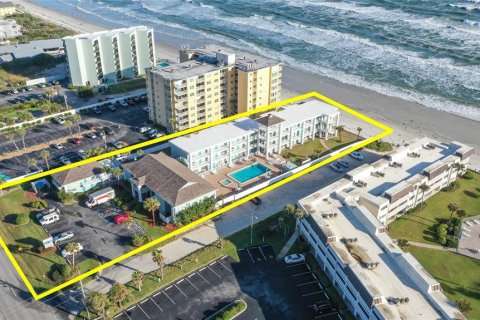 Condo in New Smyrna Beach, Florida, 2 bedrooms  № 1681770 - photo 1