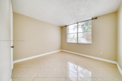 Condo in Miami, Florida, 2 bedrooms  № 1811251 - photo 2