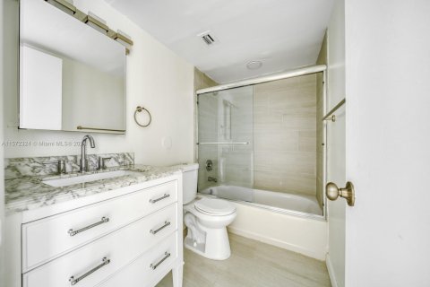 Condo in Miami, Florida, 2 bedrooms  № 1811251 - photo 15