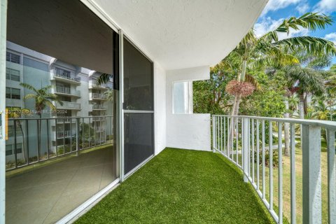 Condo in Miami, Florida, 2 bedrooms  № 1811251 - photo 11