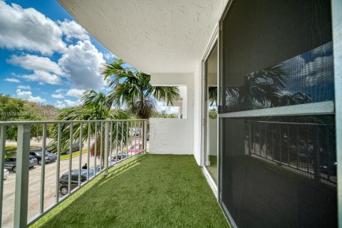 Condo in Miami, Florida, 2 bedrooms  № 1811251 - photo 12