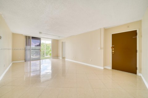 Condo in Miami, Florida, 2 bedrooms  № 1811251 - photo 6