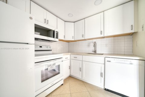 Condo in Miami, Florida, 2 bedrooms  № 1811251 - photo 1