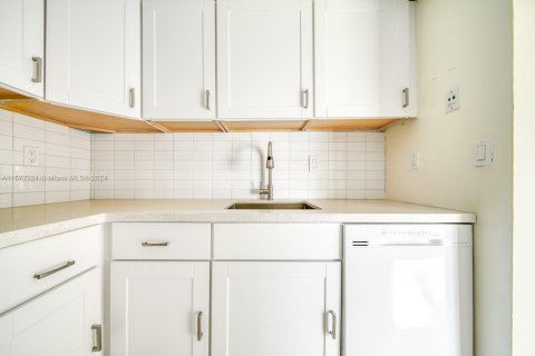 Condo in Miami, Florida, 2 bedrooms  № 1811251 - photo 14
