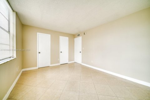 Condo in Miami, Florida, 2 bedrooms  № 1811251 - photo 5
