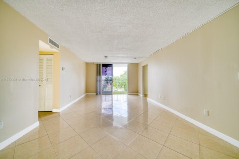 Condo in Miami, Florida, 2 bedrooms  № 1811251 - photo 7