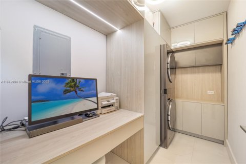 Condo in Miami, Florida, 2 bedrooms  № 1948584 - photo 12