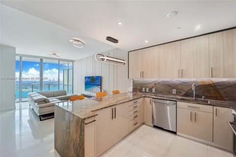 Condo in Miami, Florida, 2 bedrooms  № 1948584 - photo 1