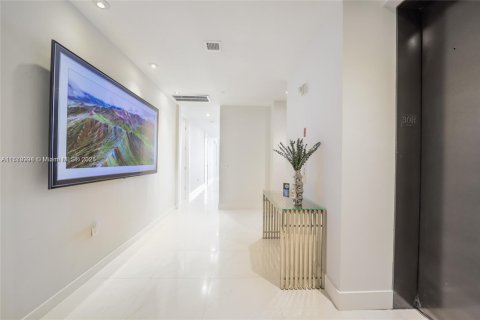 Condo in Miami, Florida, 2 bedrooms  № 1948584 - photo 2