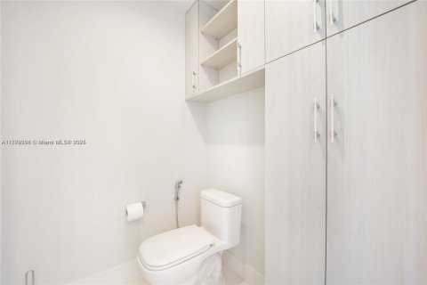 Condo in Miami, Florida, 2 bedrooms  № 1948584 - photo 9
