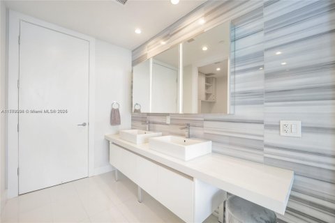 Condo in Miami, Florida, 2 bedrooms  № 1948584 - photo 13