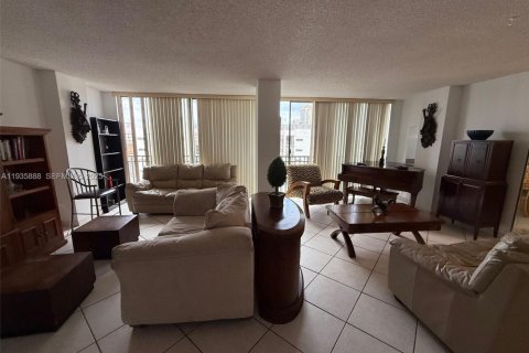Condo in Sunny Isles Beach, Florida, 2 bedrooms № 1994033 - photo 22