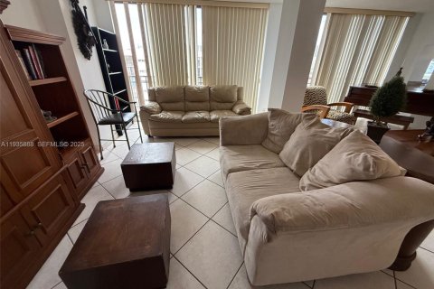 Condo in Sunny Isles Beach, Florida, 2 bedrooms № 1994033 - photo 23