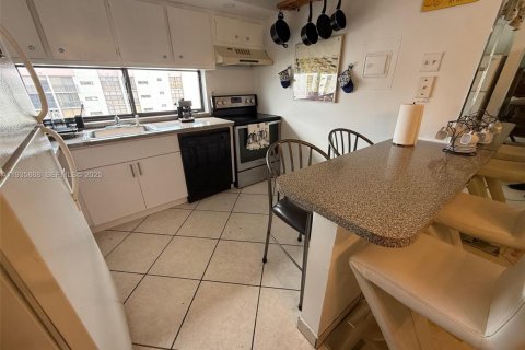 Condo in Sunny Isles Beach, Florida, 2 bedrooms № 1994033 - photo 15