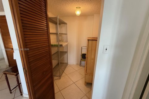 Condo in Sunny Isles Beach, Florida, 2 bedrooms № 1994033 - photo 29