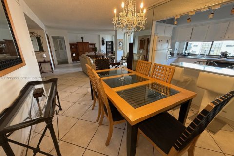 Condo in Sunny Isles Beach, Florida, 2 bedrooms № 1994033 - photo 10