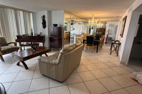 Condo in Sunny Isles Beach, Florida, 2 bedrooms № 1994033 - photo 21